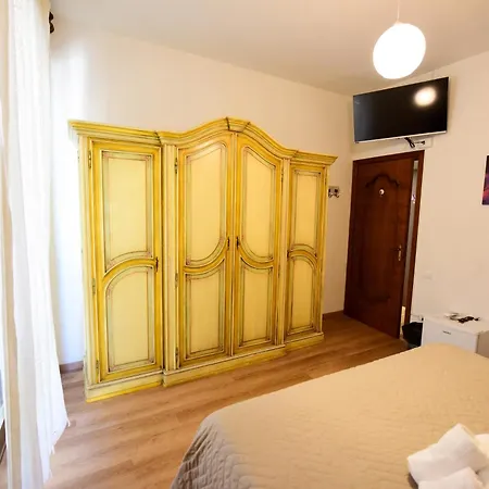 Le Navi 3* אורטונה