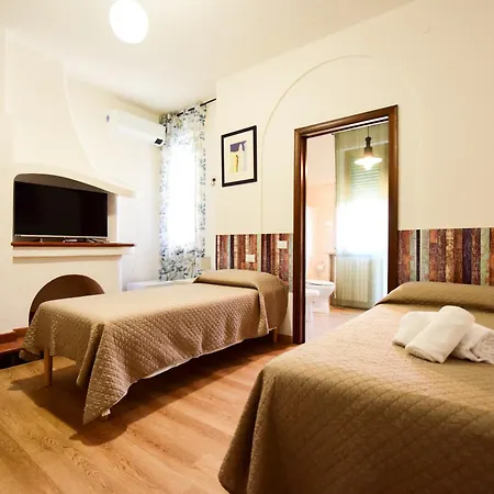 לינה וארוחת בוקר Le Navi 3*